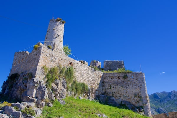 クリスの要塞 フィーチャー 崩れた建物 と 遺跡・遺産