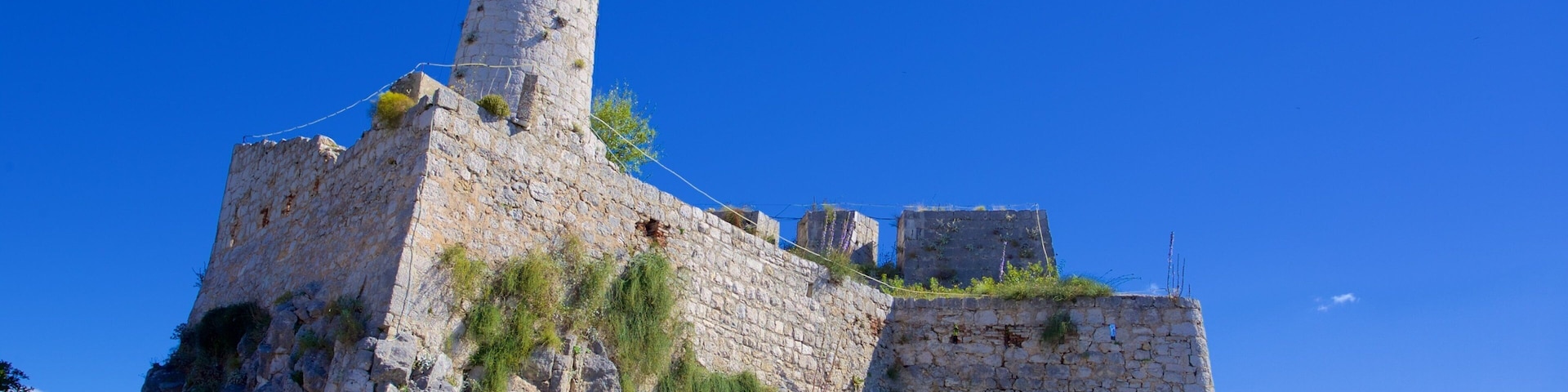 Fortaleza de Klis que inclui uma ruína e elementos de patrimônio