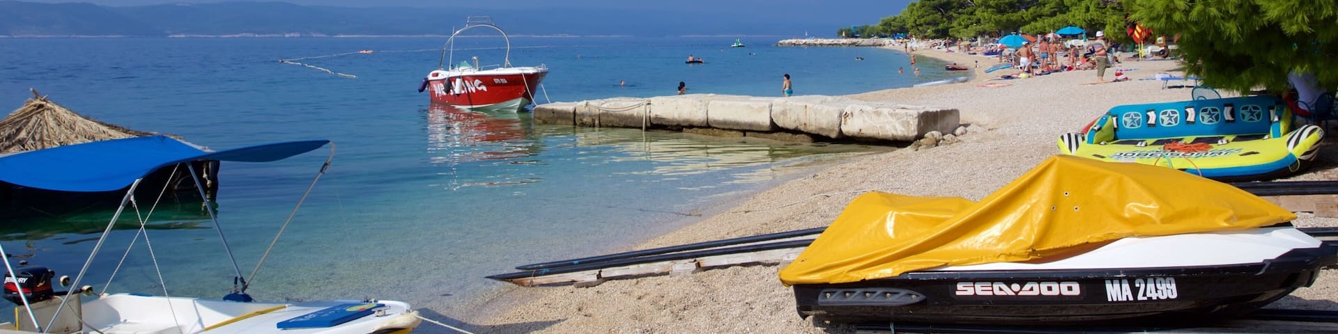 Strand von Brela welches beinhaltet Bootfahren und Steinstrand