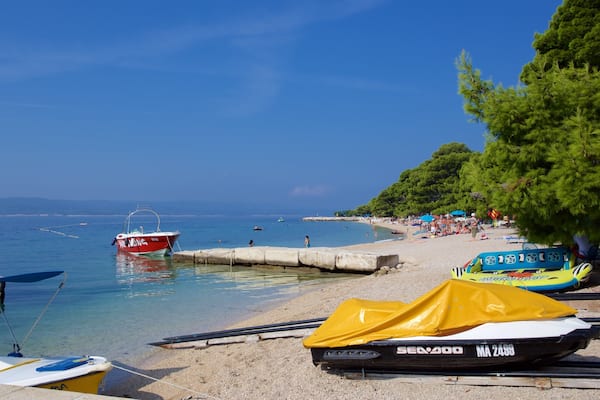 Strand von Brela welches beinhaltet Bootfahren und Steinstrand