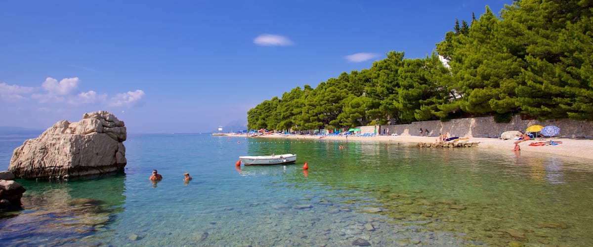 Playa Baska Voda que incluye una playa de guijarros