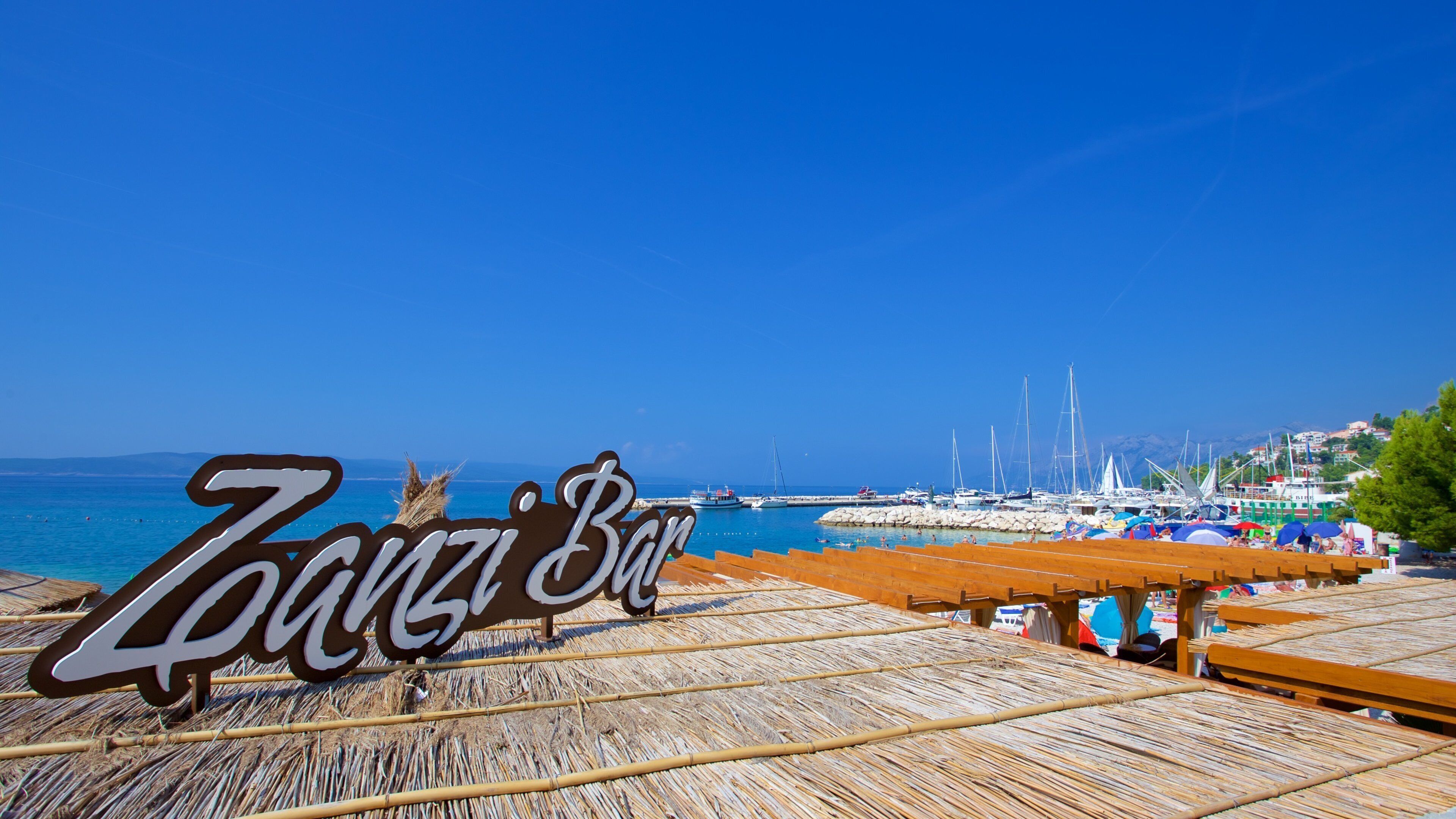 Baska Voda strand fasiliteter samt skilt og bukt eller havn