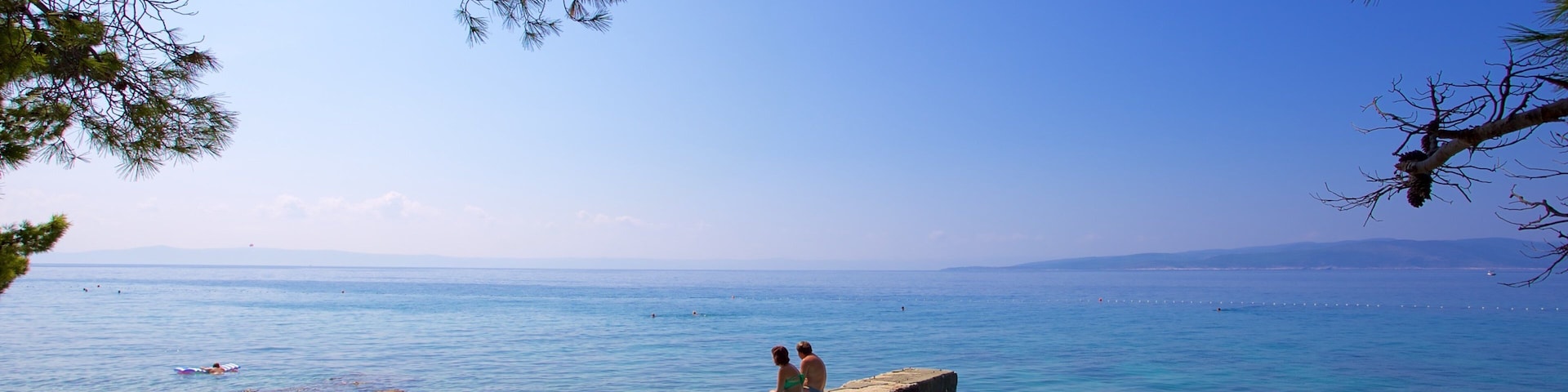 Strand von BaĆĄka Voda welches beinhaltet allgemeine KĂŒstenansicht sowie kleine Menschengruppe