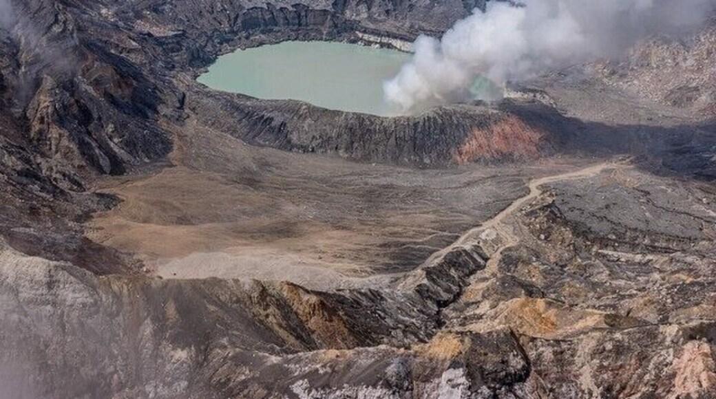 Looking down at the smoking crater of the active Poas volcano. Most of the time it's impossible to see it because of the clouds, but you can be lucky to see it early in the morning or around 2 pm to 3 pm during the day! #volcano #costaricaphoto #avtivevolcano #smoking #nature #travelingtheworld #thetwohobos #naturelovers #adventure #wonderful_places