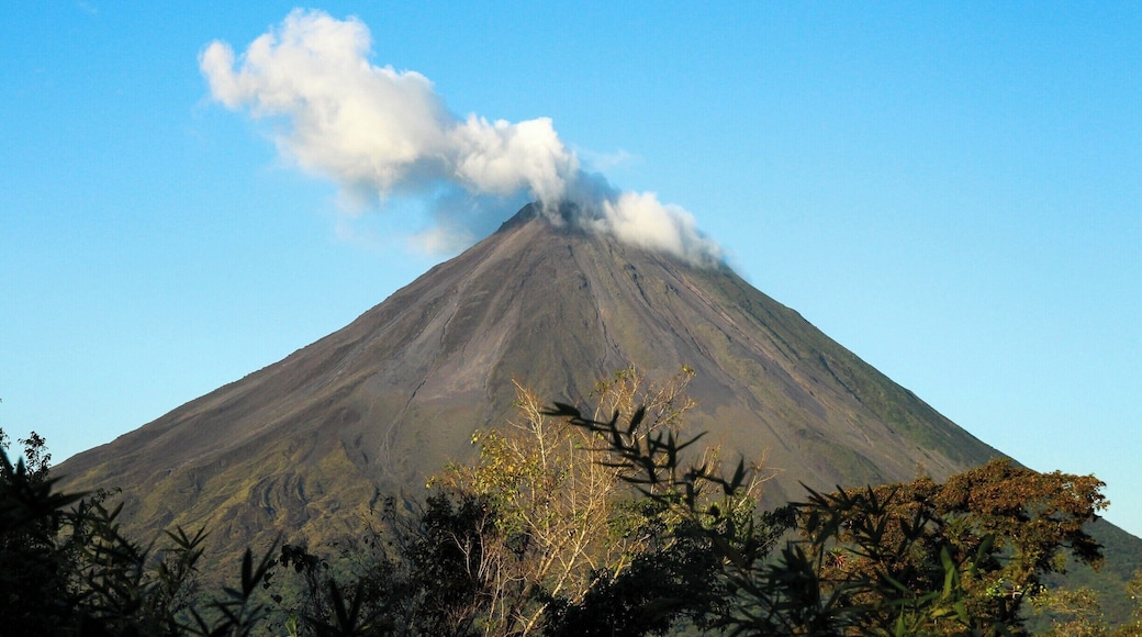 The perfect cone shape of the Arenal Volcano looming in the backdrop of La Fortuna.
http://www.divebuddies4life.com/3-outdoor-adventures-in-la-fortuna/