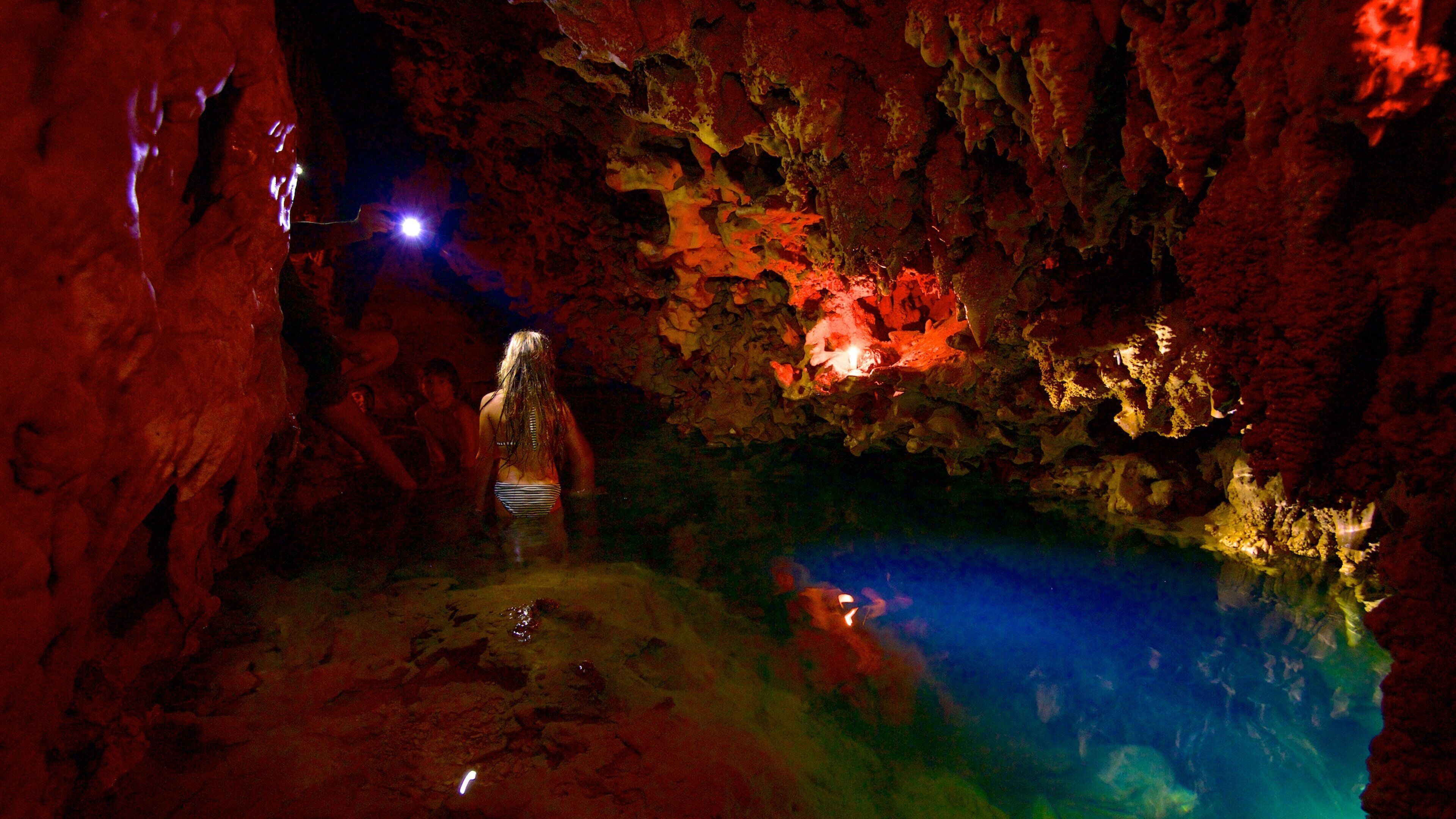 Anatakitaki Cave mostrando cuevas y también un pequeño grupo de personas