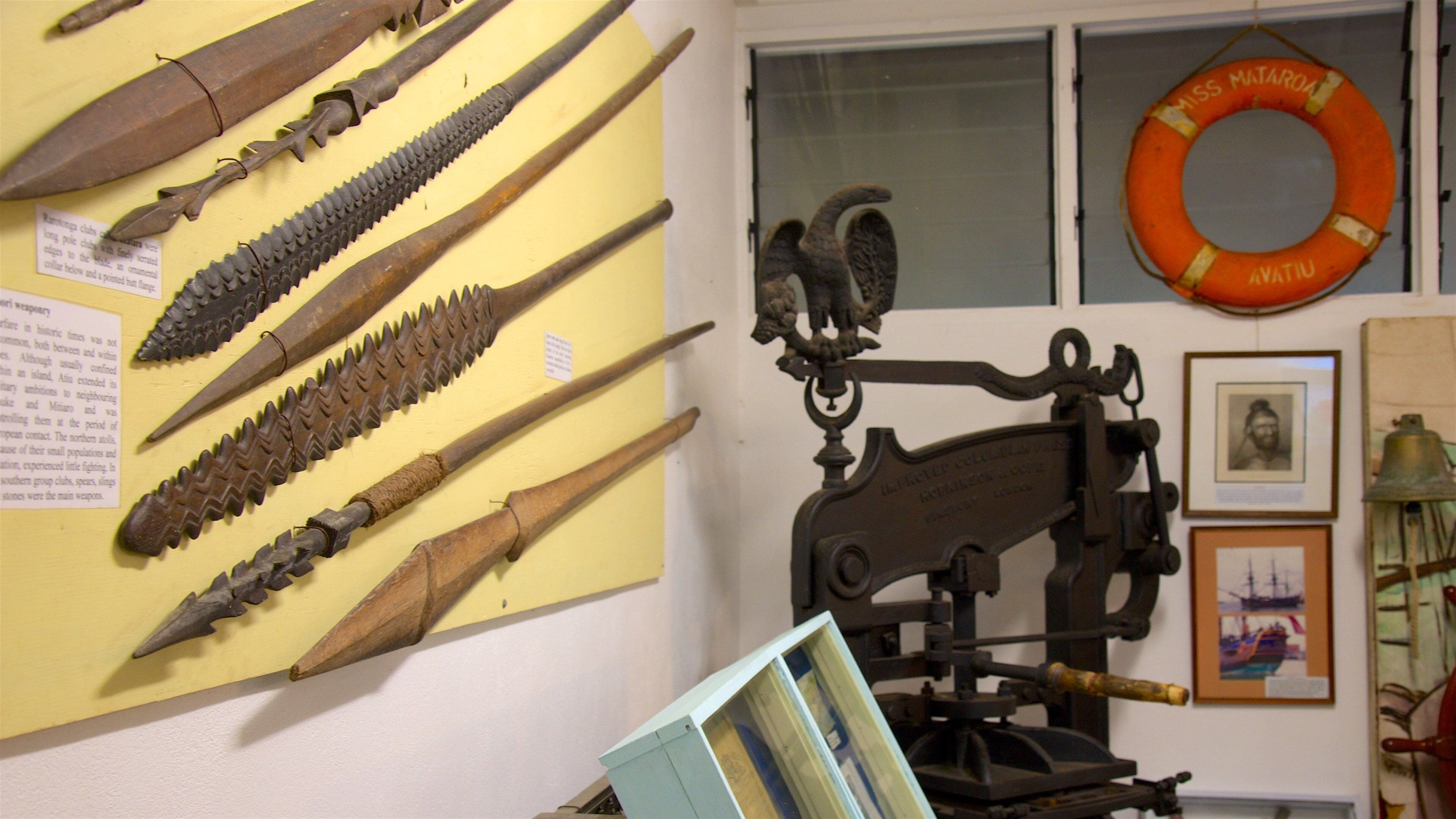 라로통가 이 포함 실내 전경 과 문화유산 요소