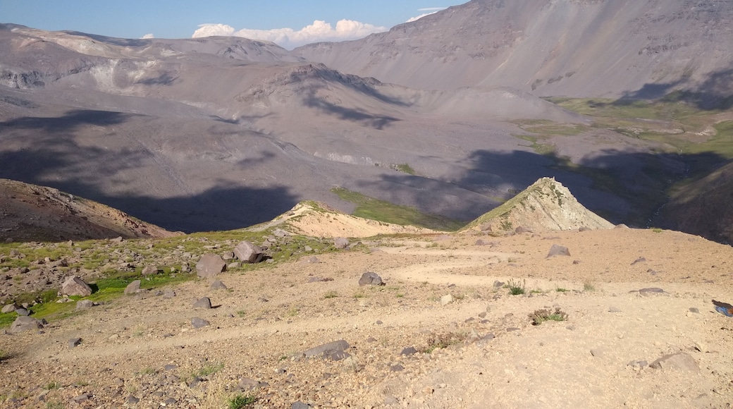 Vista del Valle de Aguas Calientes, luego de 3 horas de caminata. Falta 1 hora por bajar.