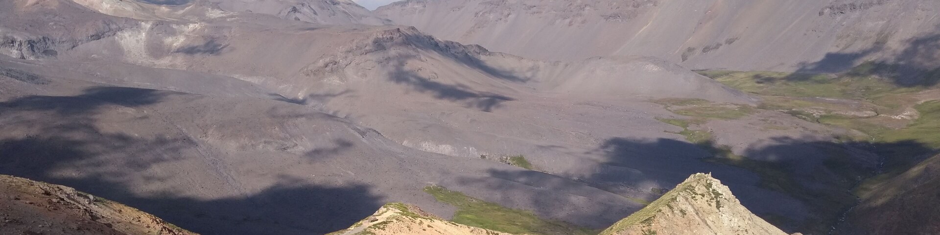 Vista del Valle de Aguas Calientes, luego de 3 horas de caminata. Falta 1 hora por bajar.