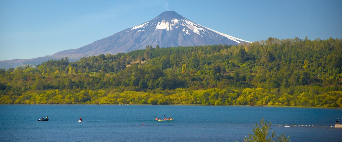 Lago Villarrica que incluye paisajes forestales, un lago o laguna y montañas