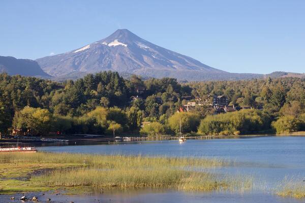 La Poza joka esittÀÀ vuoret, jÀrvi tai vesikuoppa ja metsÀt