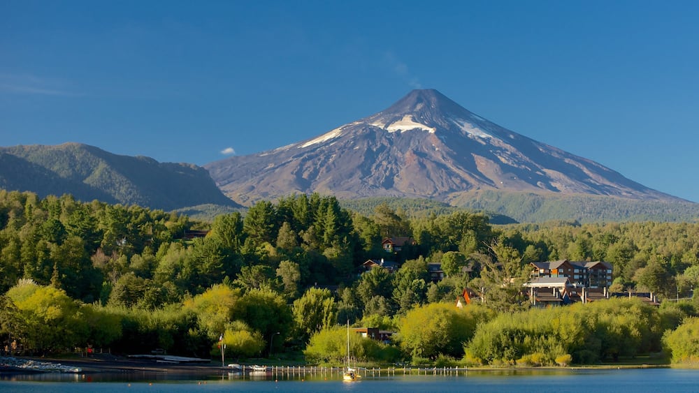 La Poza showing a lake or waterhole, mountains and forests