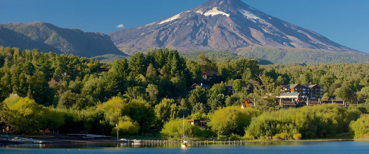 La Poza showing a lake or waterhole, mountains and forests