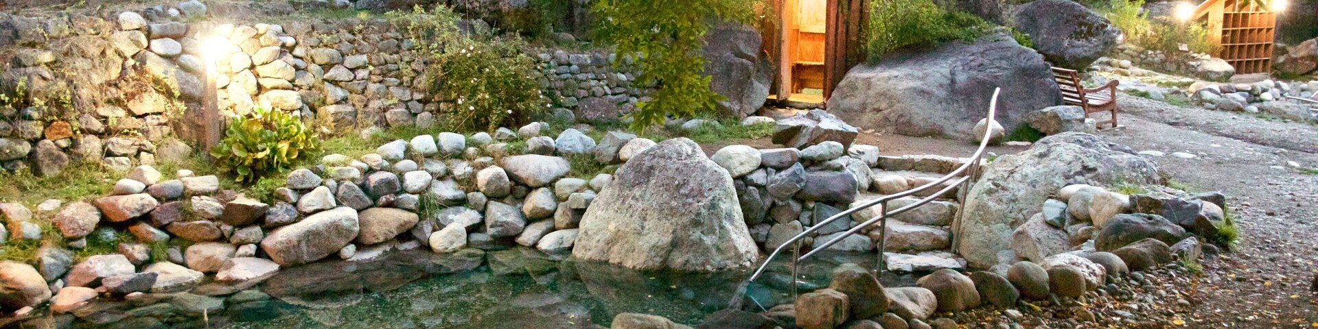 Fontes termais Los Pozones que inclui um rio ou córrego e florestas