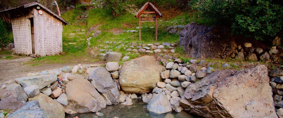 Los Pozones Varme Kilder som omfatter en varm kilde og svømning såvel som en kvinde