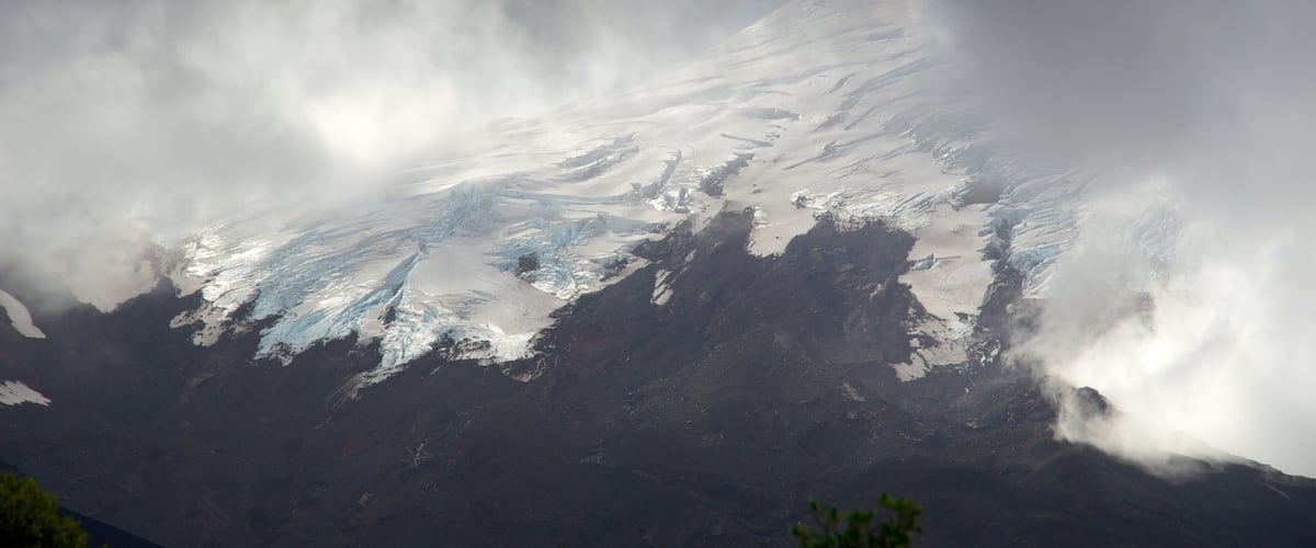 Cima del volcán Osorno que incluye neblina o niebla, montañas y nieve