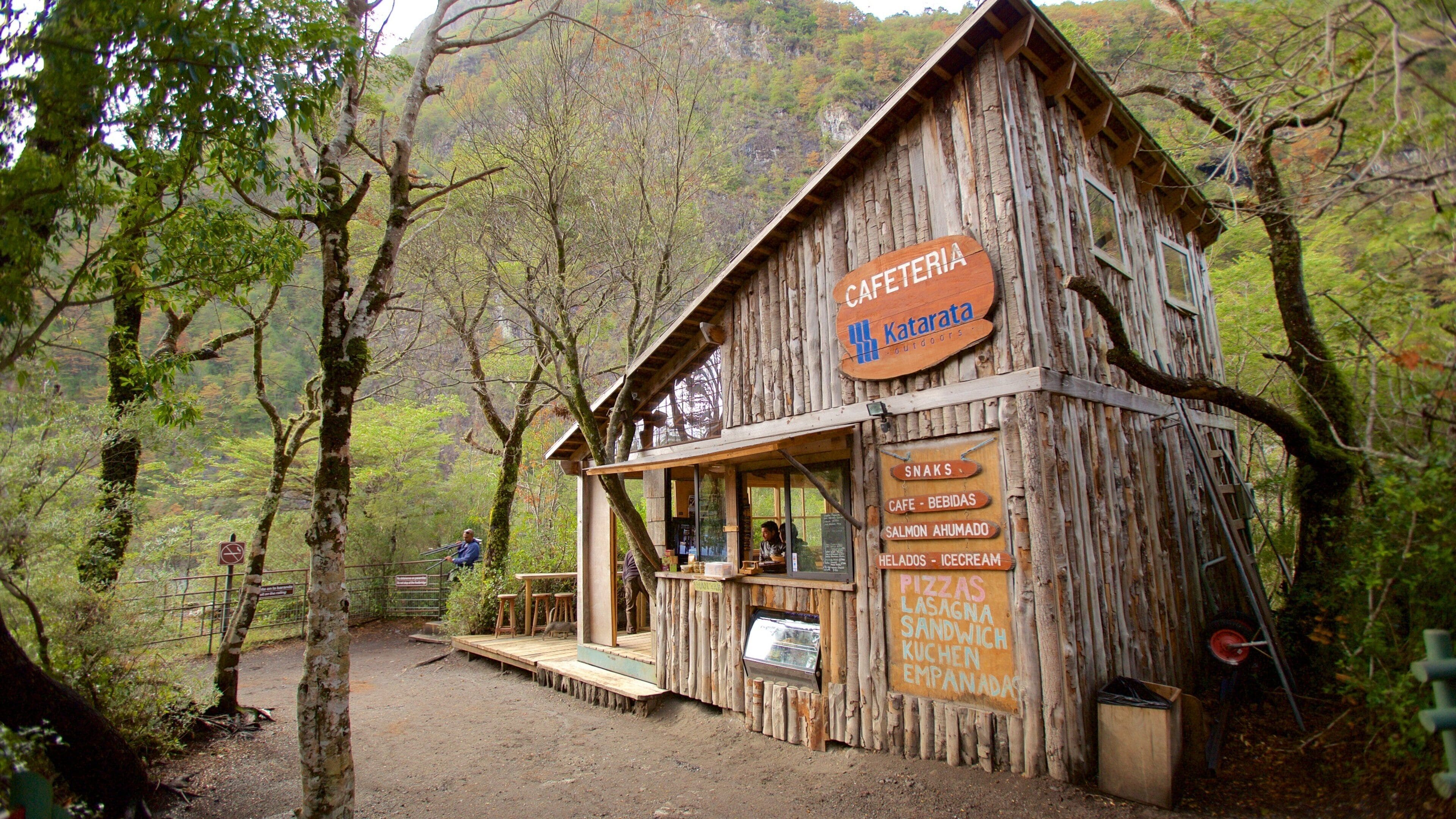 A rustic wooden building labeled 'CAFETERIA Katarata' surrounded by trees.