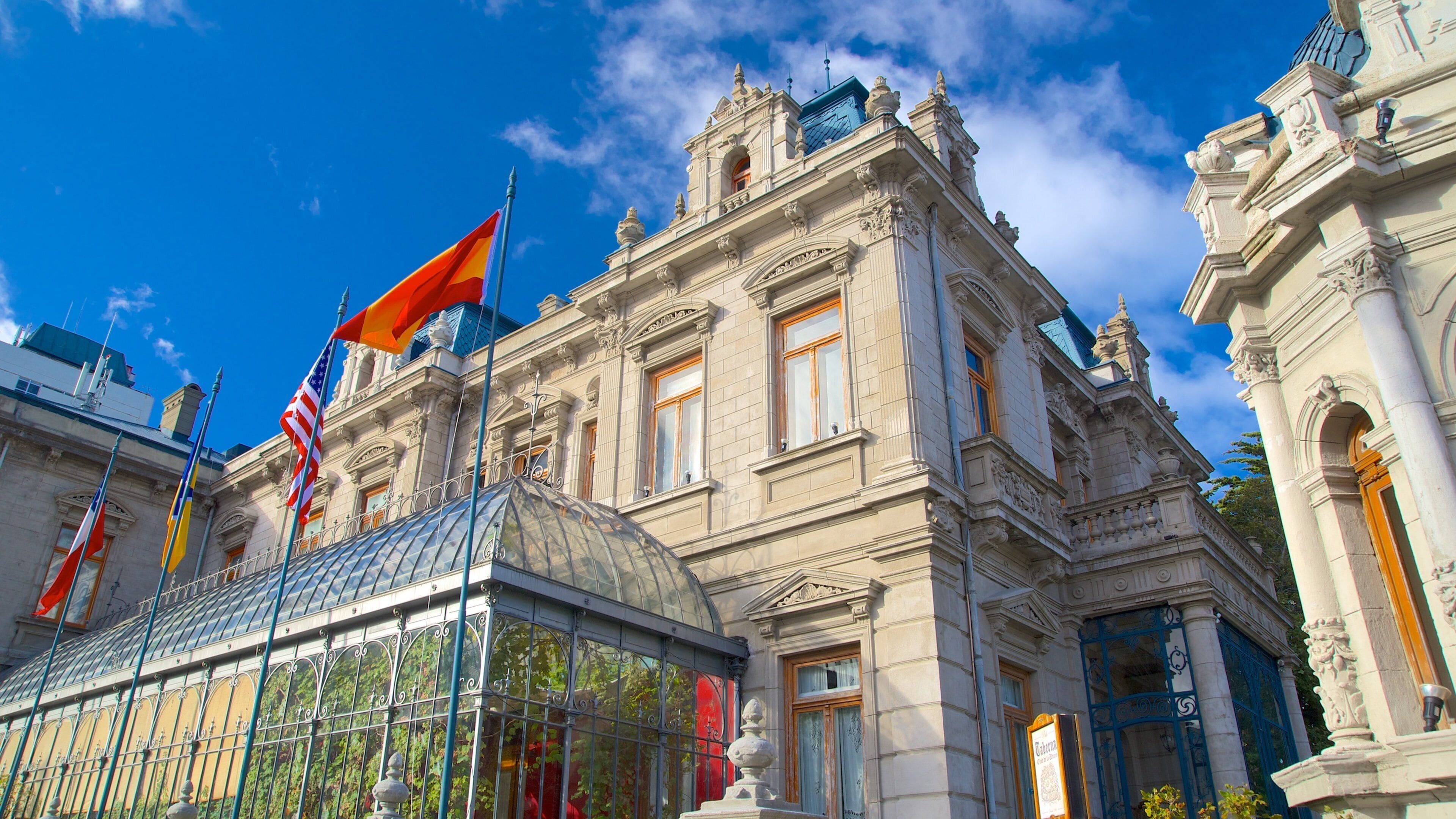 Palacio Sara Braun which includes heritage elements