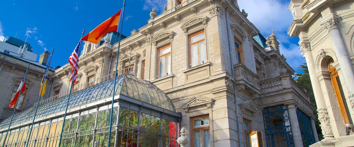 Palacio Sara Braun which includes heritage elements