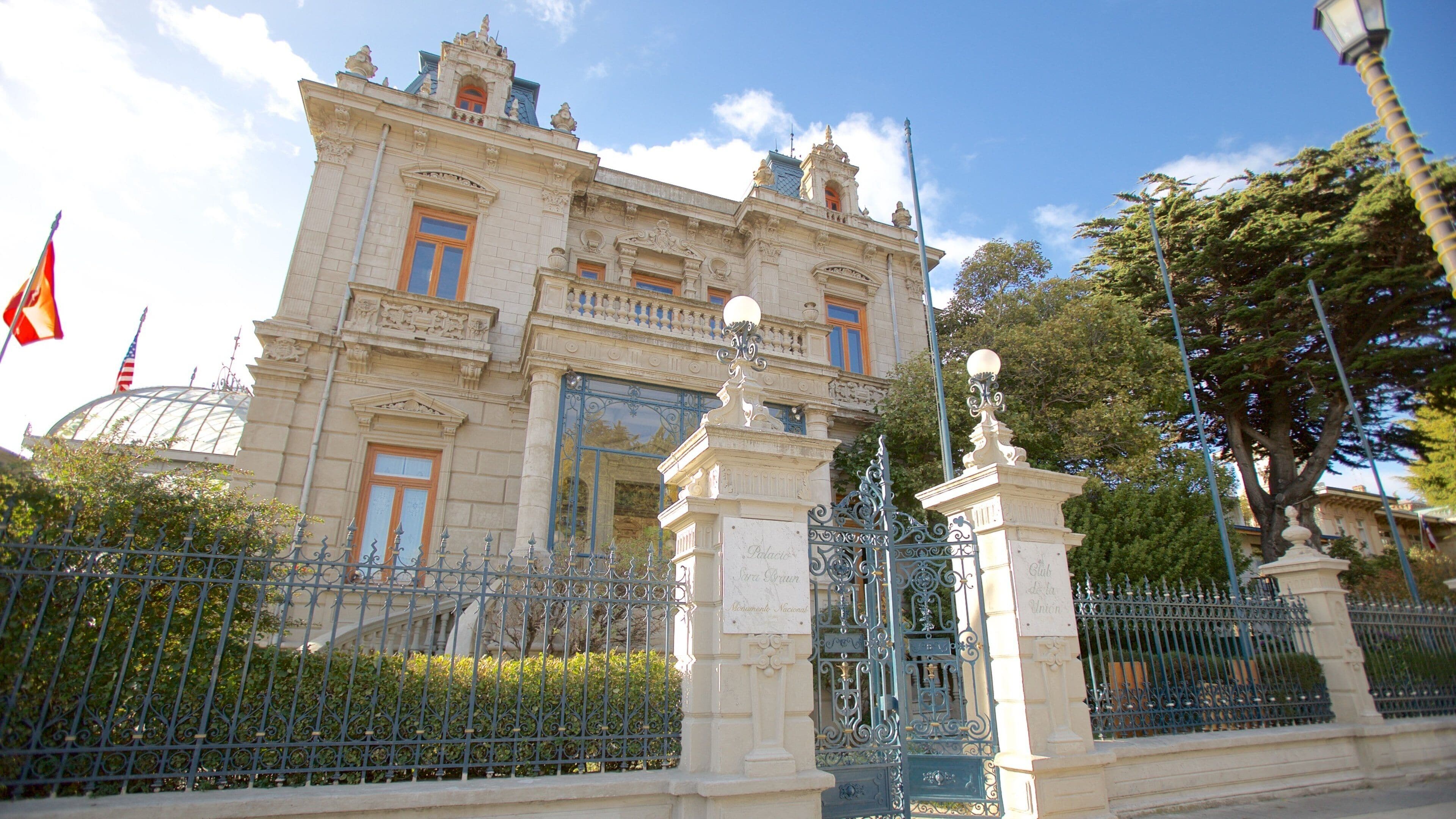 Palacio Sara Braun which includes heritage architecture and an administrative buidling