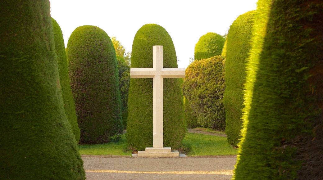 Cementerio de Punta Arenas que incluye elementos religiosos y un parque