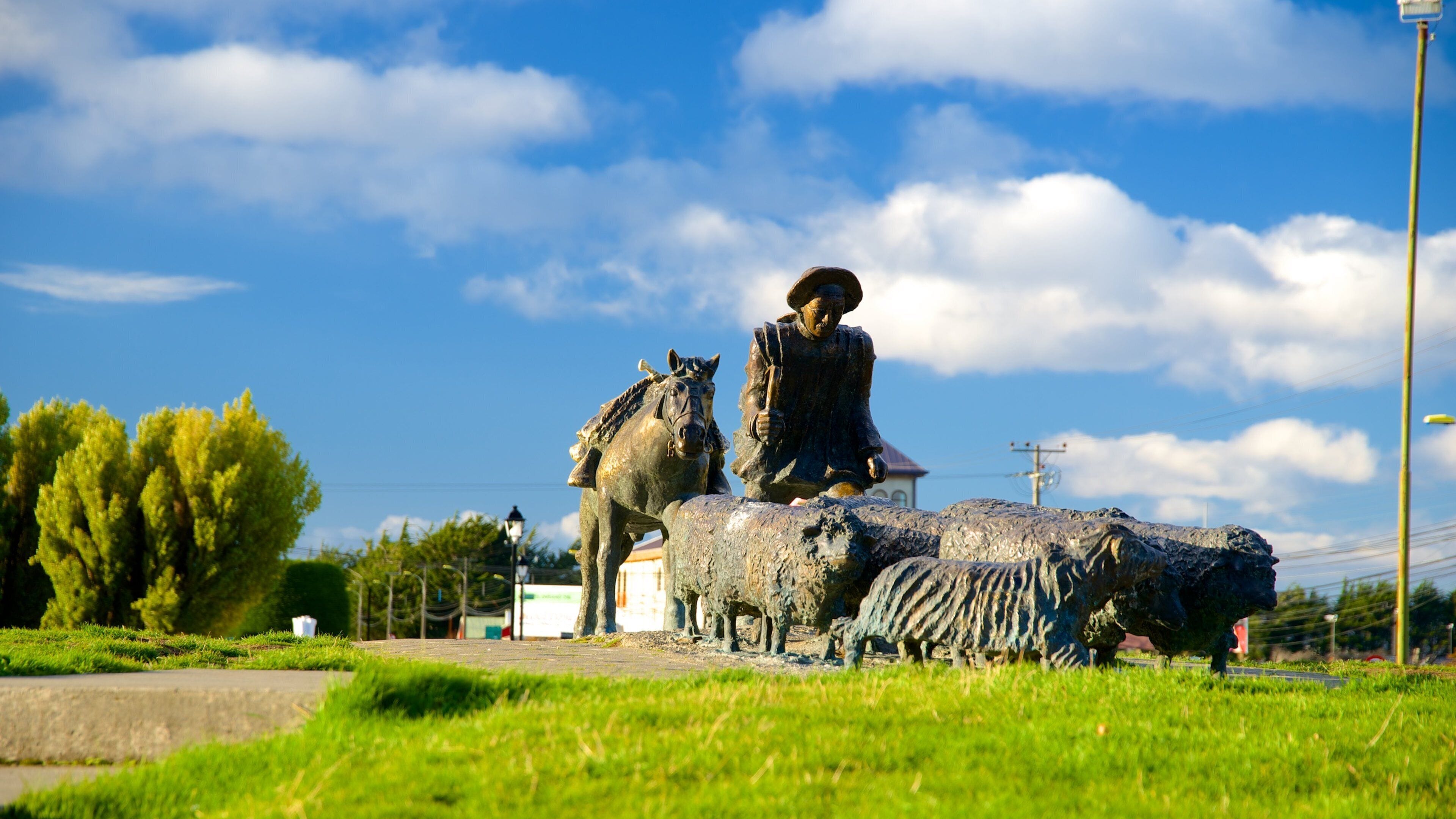 Monumento al Ovejero showing a statue or sculpture and a park
