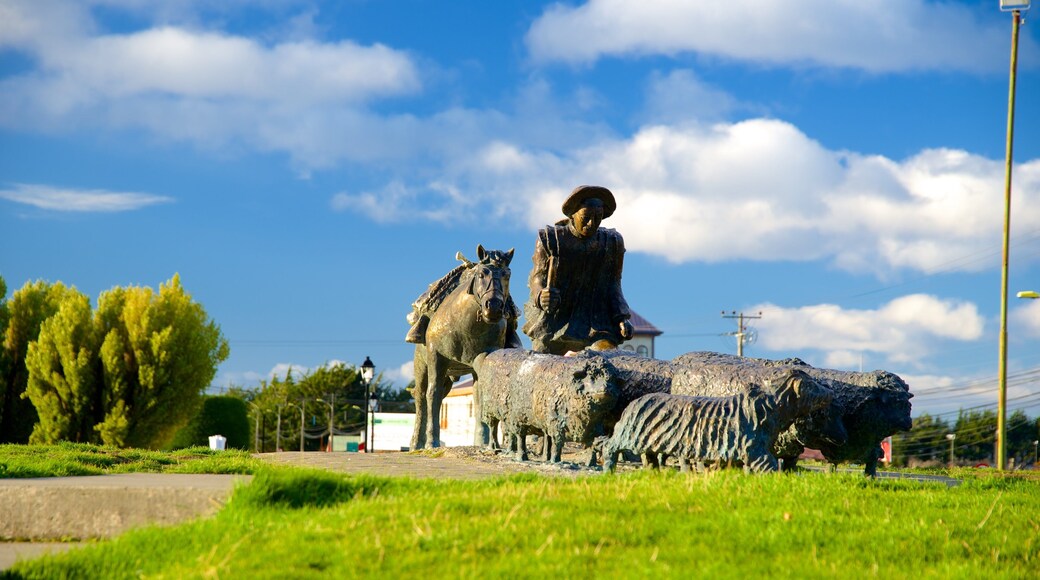 Monumento al Ovejero showing a statue or sculpture and a park