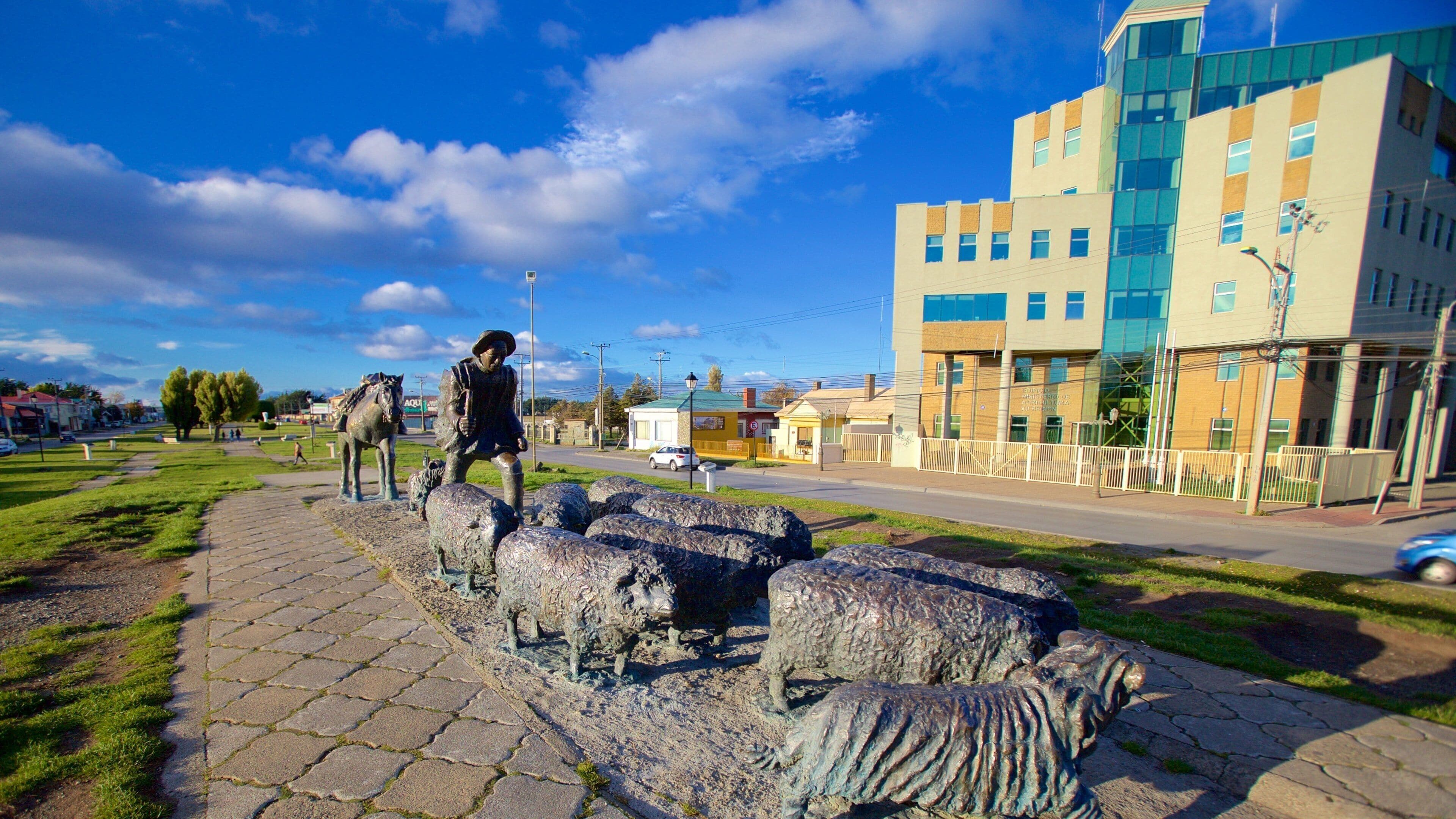 Monumento al Ovejero featuring patsas tai veistos ja kaupunki