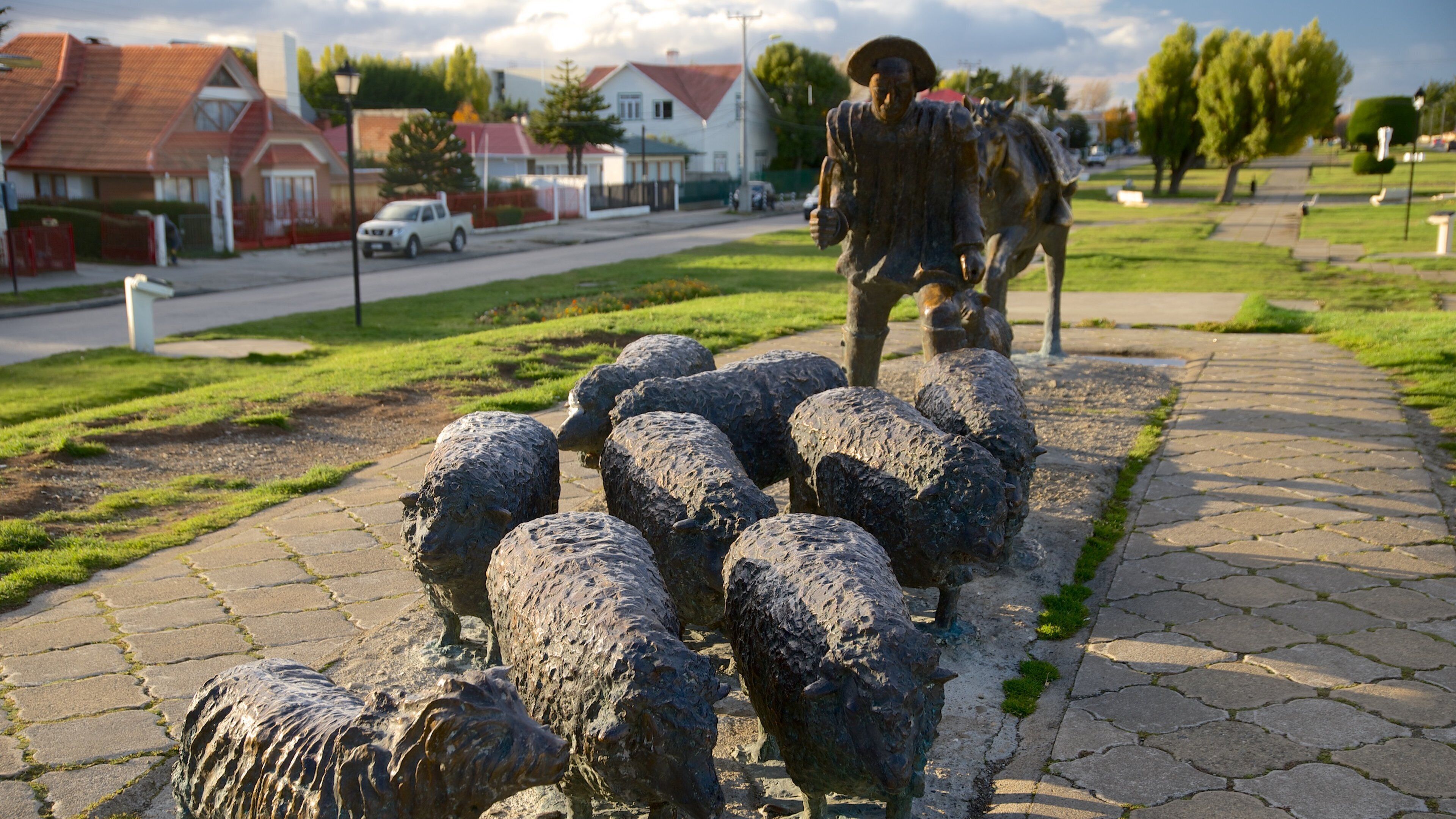 Monumento al Ovejero qui includes jardin et statue ou sculpture