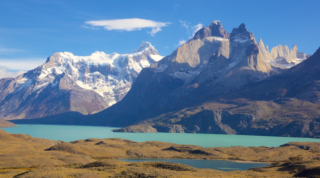 Parque Nacional Torres del Paine caracterizando neve, um lago ou charco e montanhas