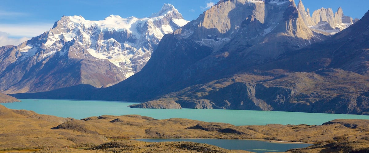 Parque Nacional Torres del Paine ofreciendo un lago o abrevadero, nieve y montañas