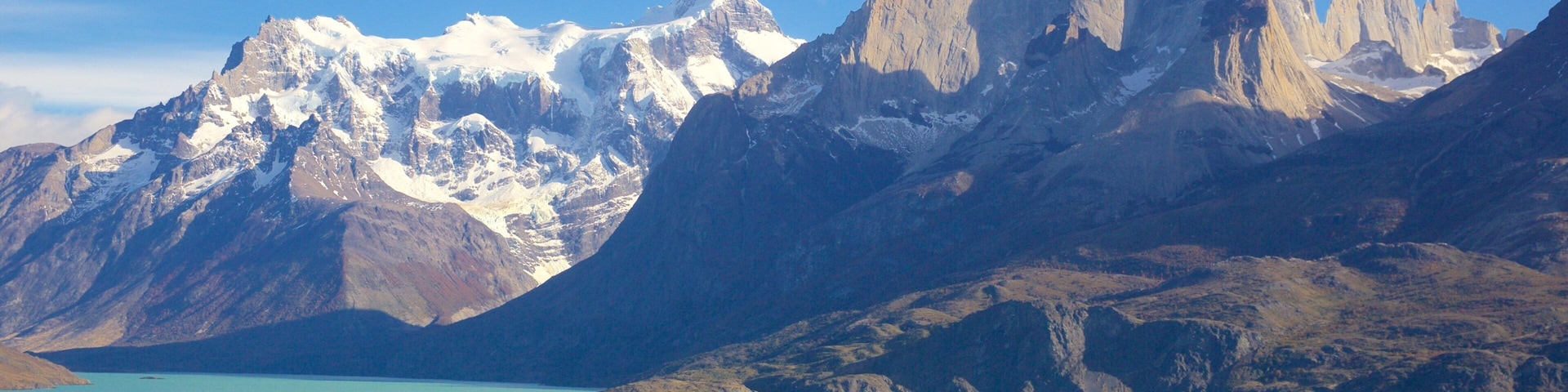 Parque Nacional Torres del Paine caracterizando neve, um lago ou charco e montanhas