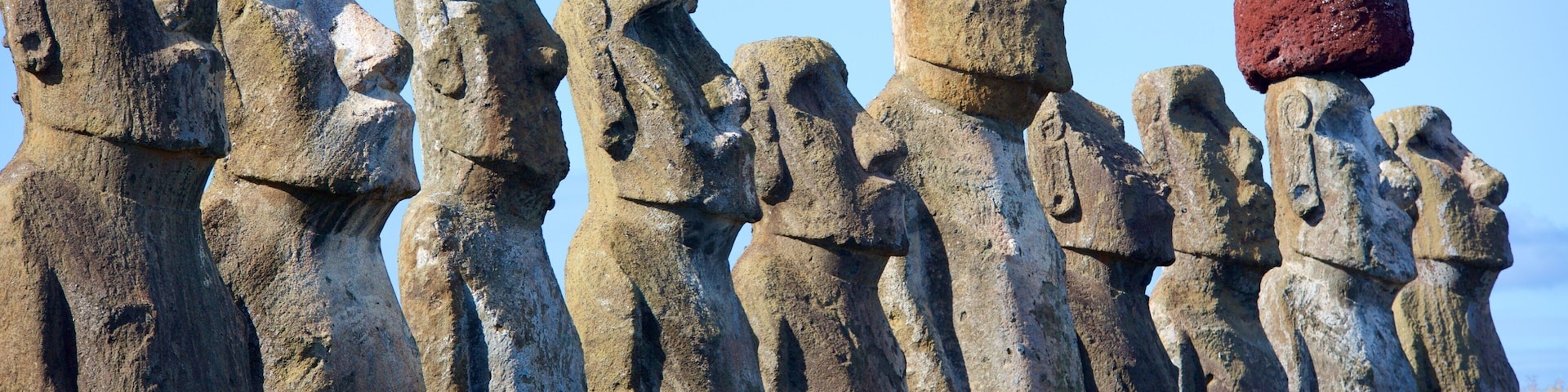 Ahu Tongariki que inclui cenas tranquilas, uma estátua ou escultura e elementos de patrimônio