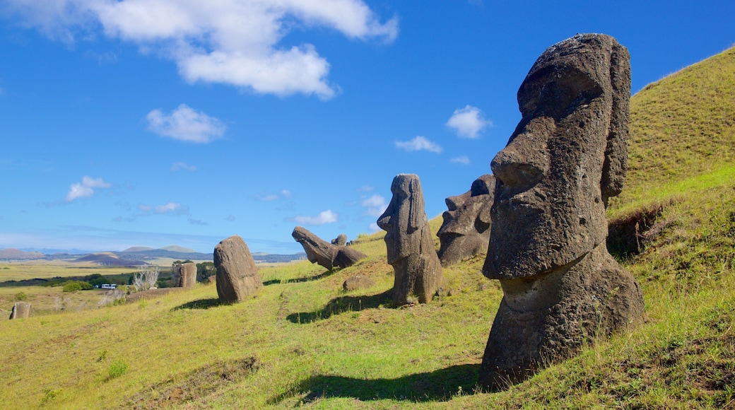 Rano Raraku que inclui elementos de patrimĂŽnio e uma estĂĄtua ou escultura