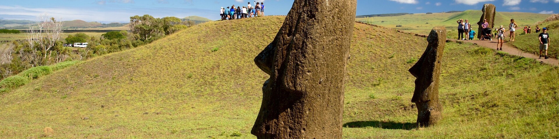 Rano Raraku showing heritage elements and a statue or sculpture