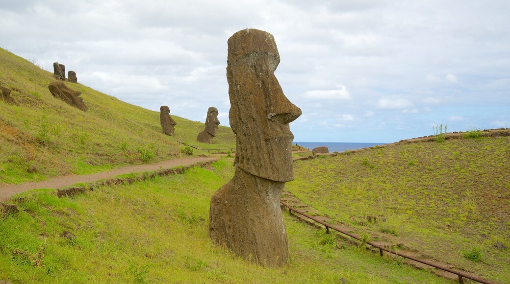 Rano Raraku que inclui uma estĂĄtua ou escultura, elementos de patrimĂŽnio e cenas tranquilas