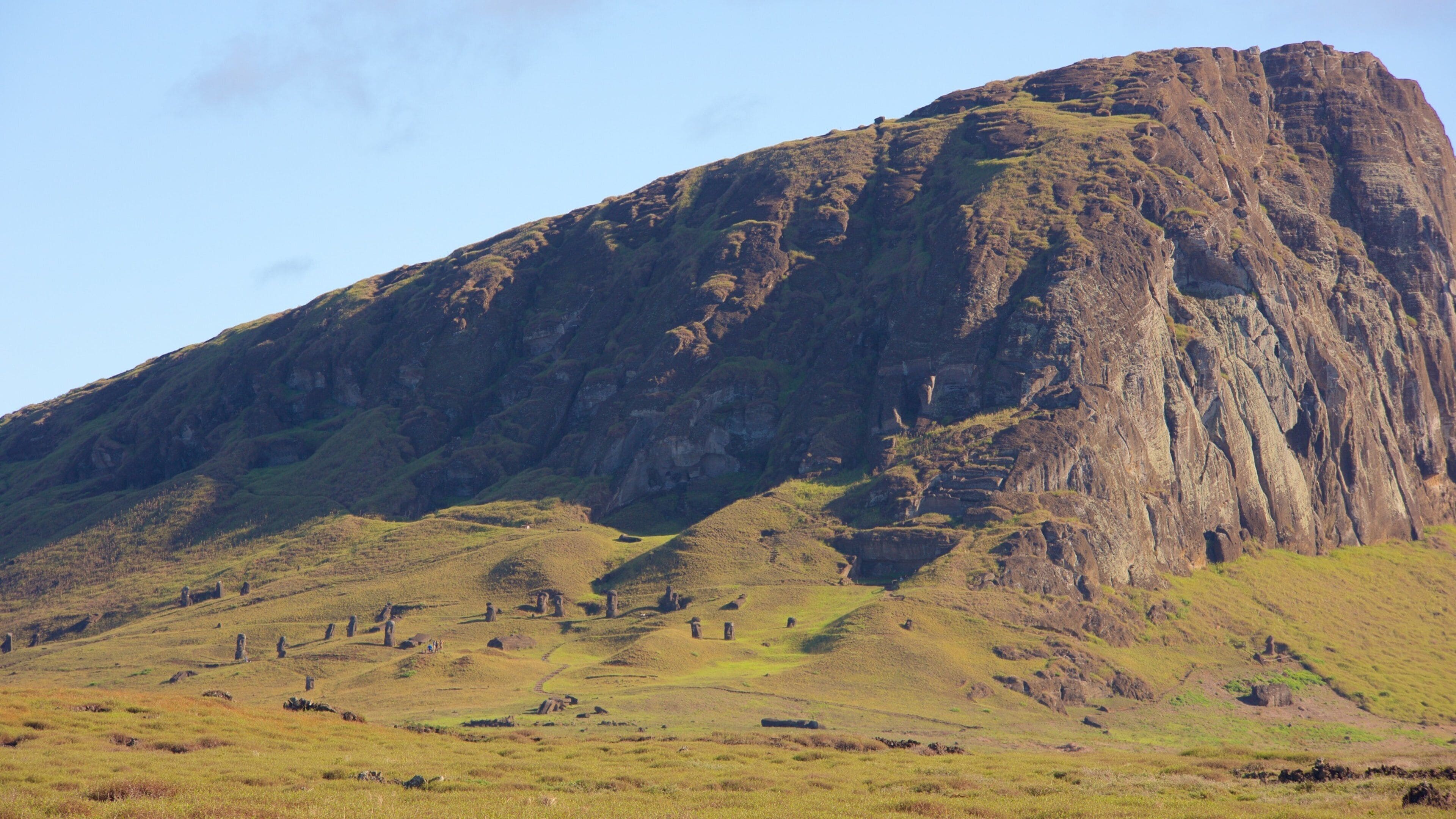 Rano Raraku mettant en vedette scènes tranquilles et montagnes