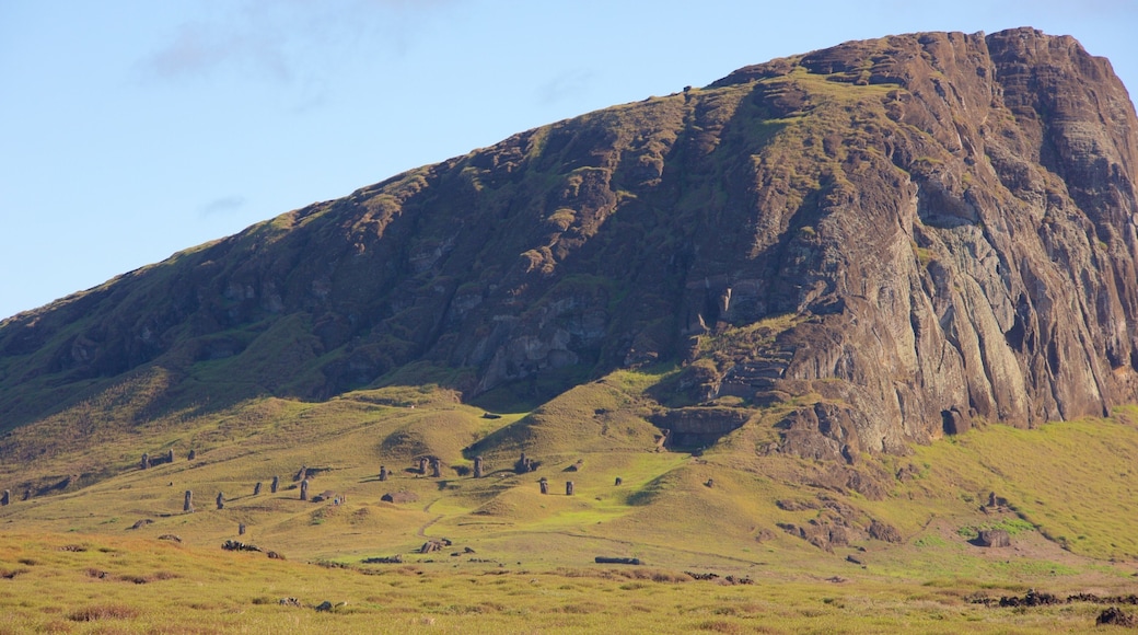 Rano Raraku que inclui montanhas e cenas tranquilas