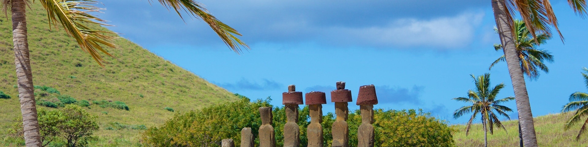 Praia Anakena que inclui elementos de patrimônio, cenas tropicais e uma estátua ou escultura