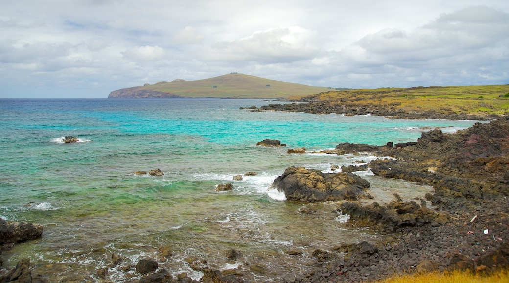 Playa Ovahe ofreciendo costa rocosa