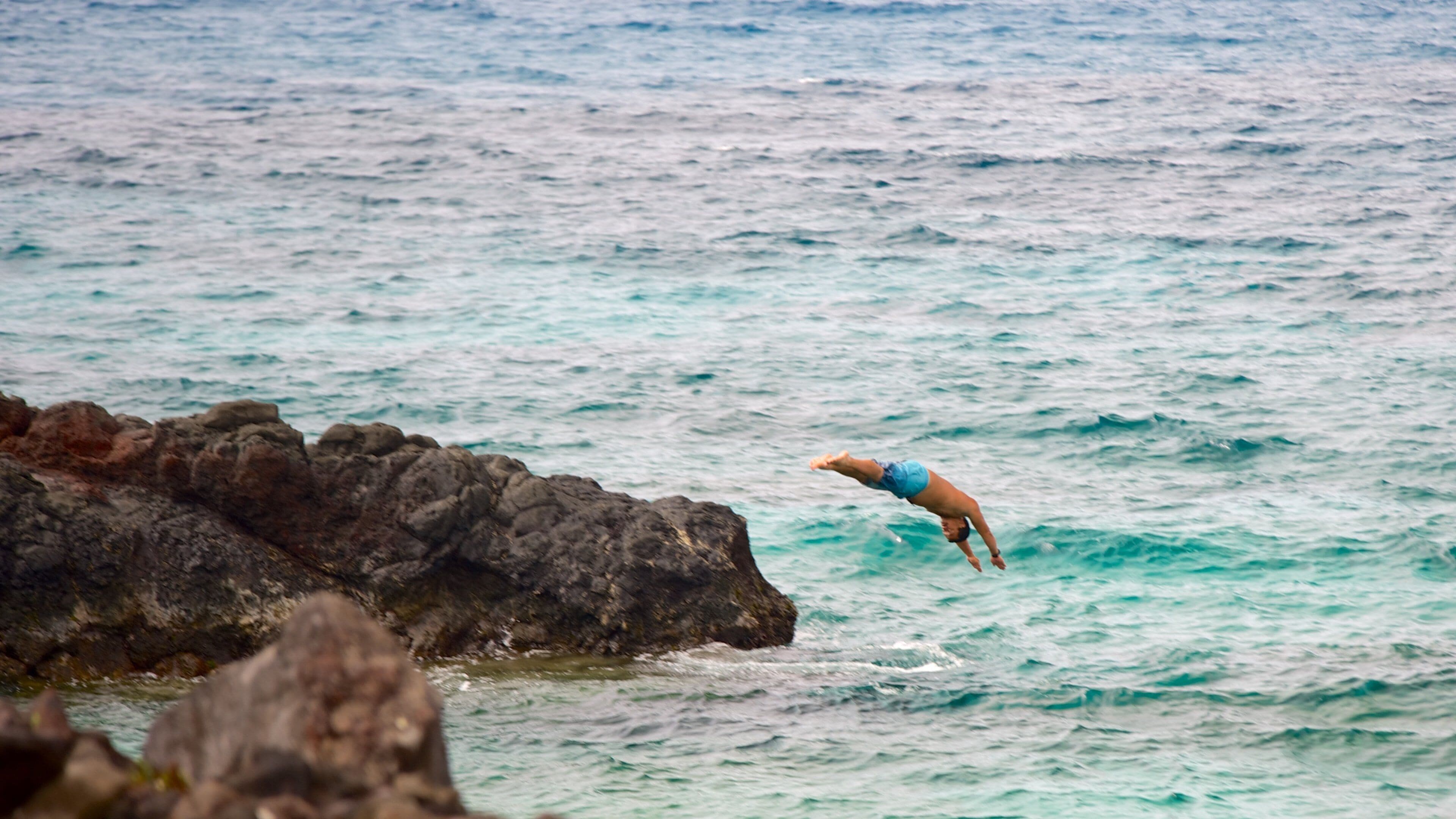 Ovahe strand fasiliteter samt stenete kystlinje i tillegg til en mann