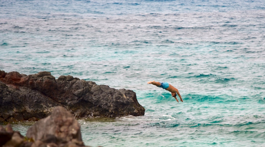 Playa Ovahe que incluye costa rocosa y también un hombre