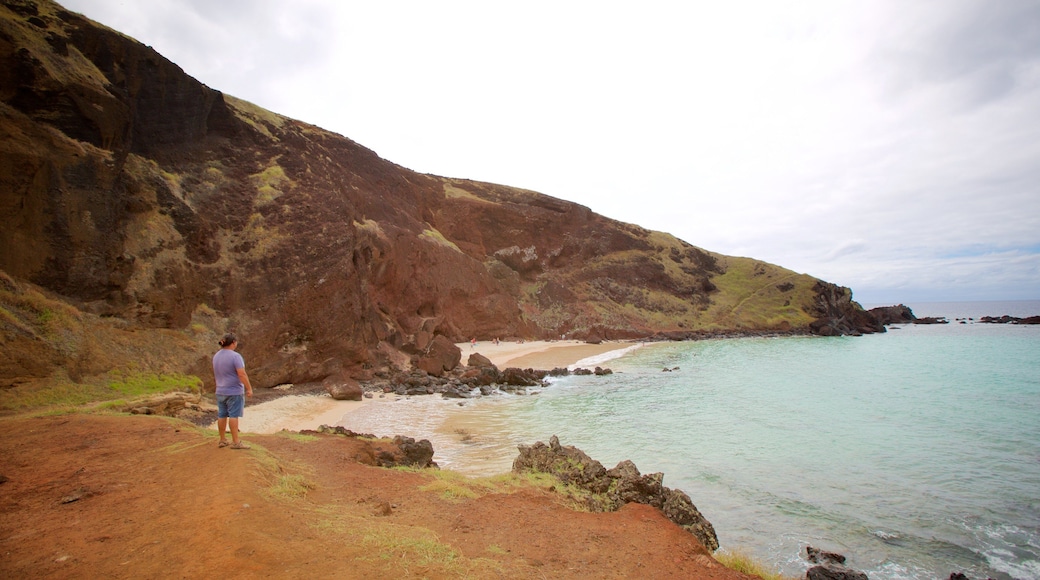 Playa Ovahe que incluye vistas generales de la costa y también un hombre