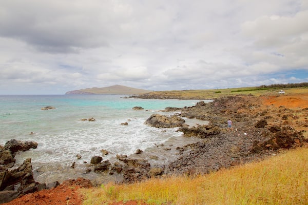 Ovahe Beach showing rocky coastline