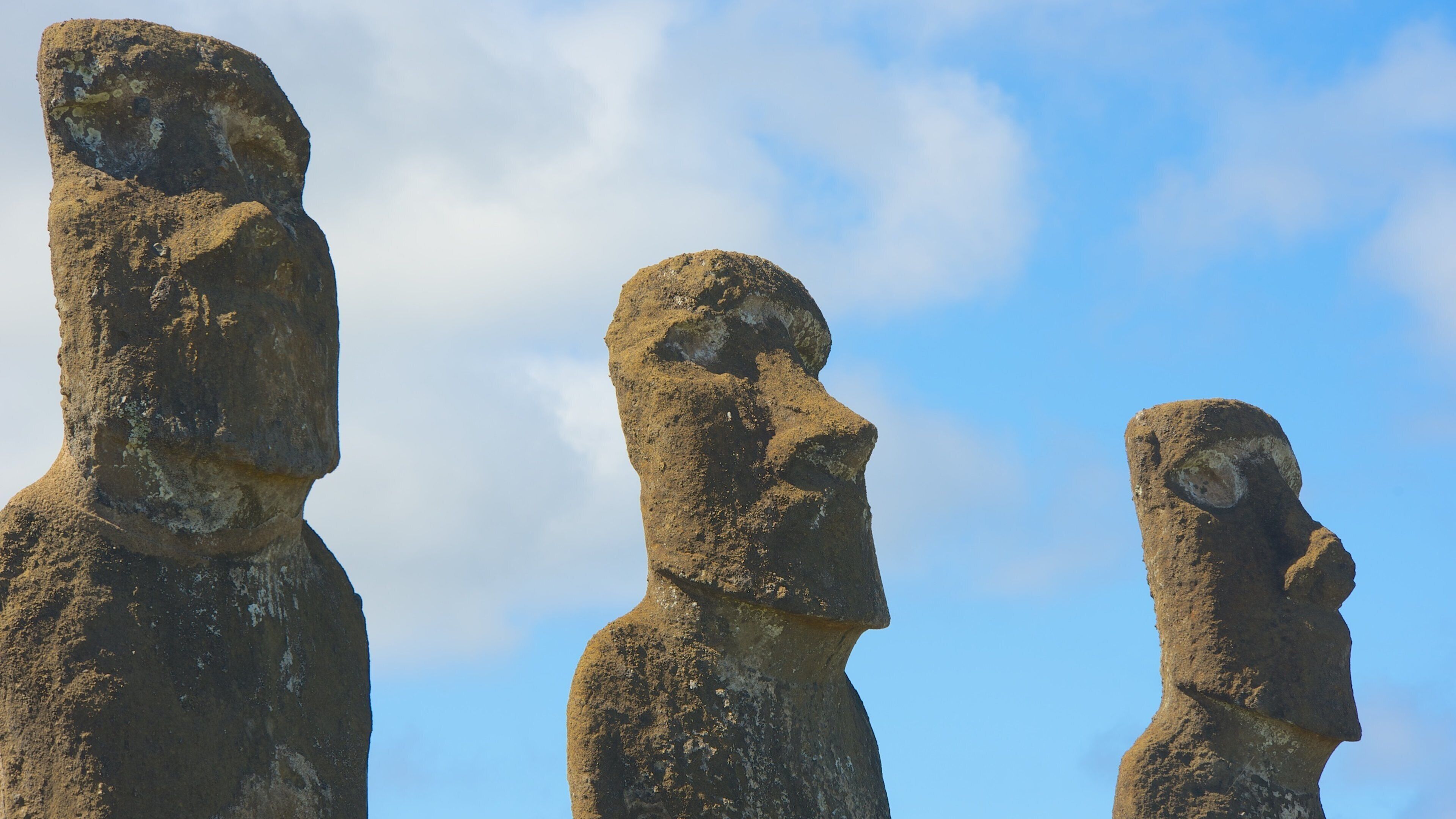 Ahu Akivi caracterizando elementos de patrimônio e uma estátua ou escultura