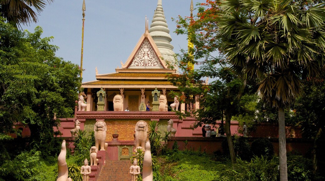 Wat Phnom que incluye un templo o lugar de culto