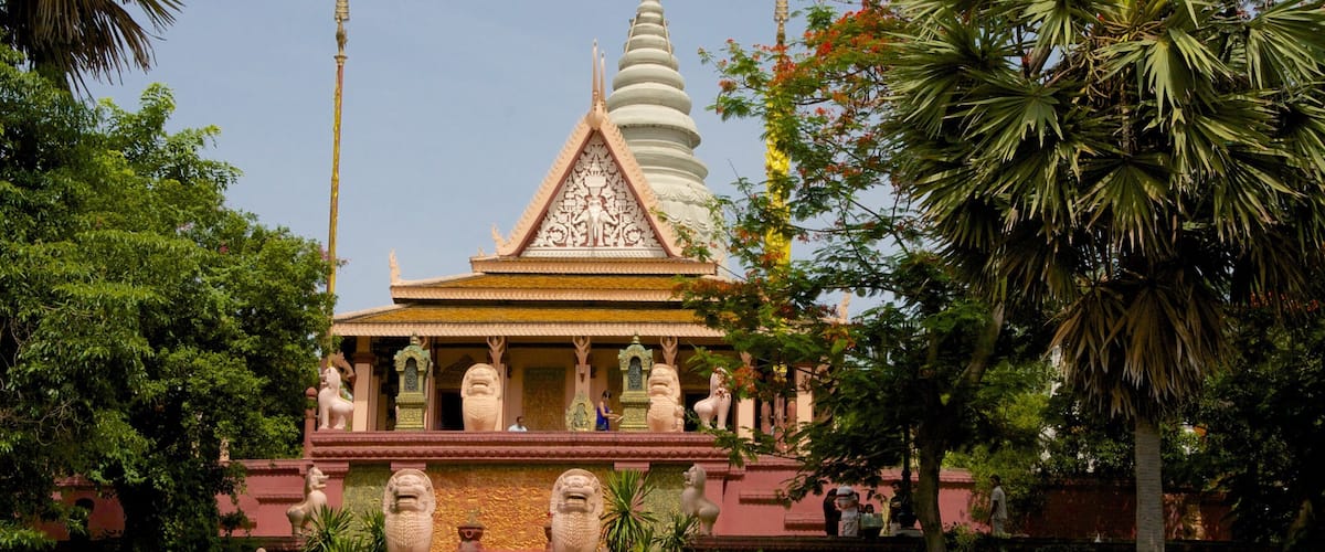 Wat Phnom que incluye un templo o lugar de culto
