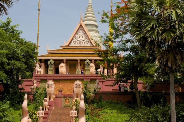 Wat Phnom que incluye un templo o lugar de culto