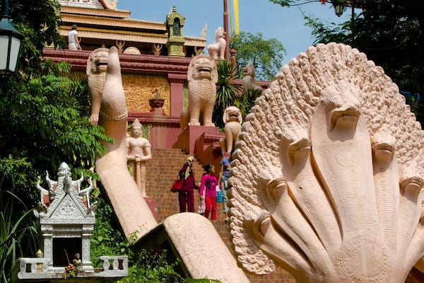 Wat Phnom showing a temple or place of worship and religious elements