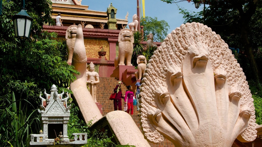 Wat Phnom featuring religious aspects and a temple or place of worship